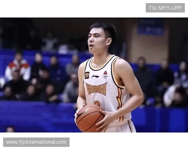 张宁精准分球助攻 贾明儒左侧三分稳稳命中为球队拿下关键分数