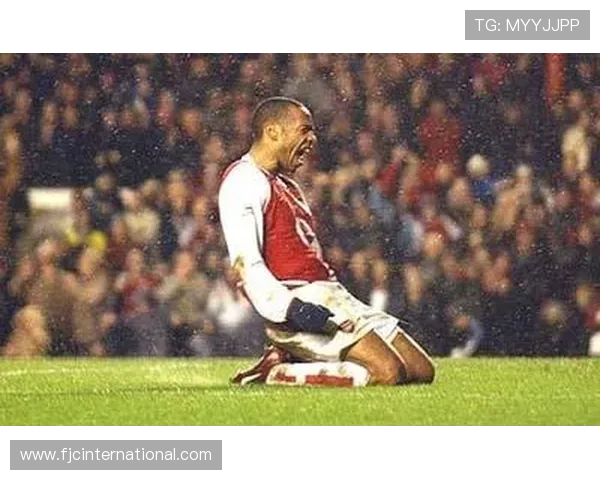 怀旧球迷晚会共忆激情岁月情感共鸣再燃赛场记忆时光瞬间片段重现